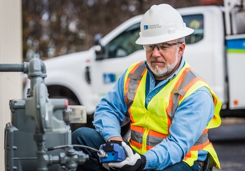 technician uses gas monitor