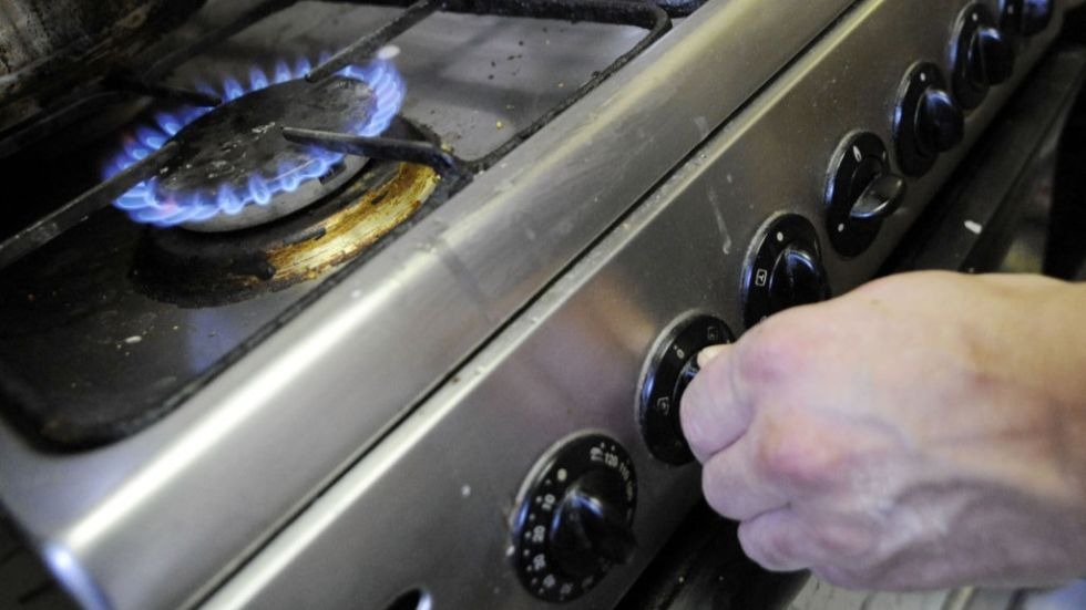 Adjusting gas level on a stove