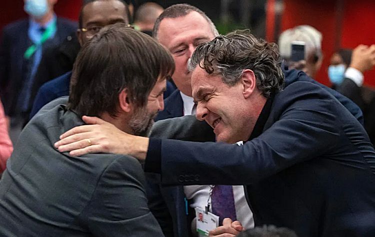 Canadian and French ministers hug at COP15