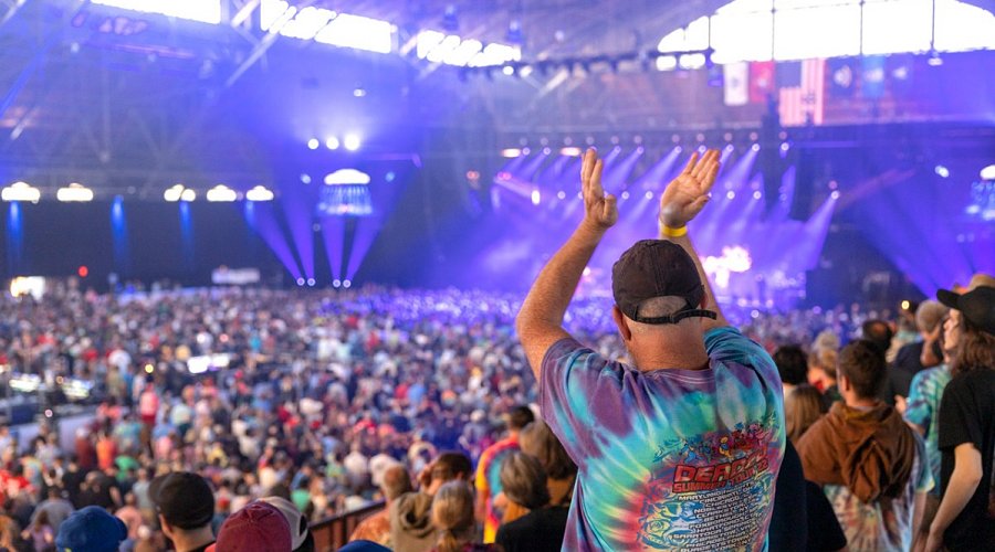 Excited audience enjoys Dead & Co. concert at Barton Hall