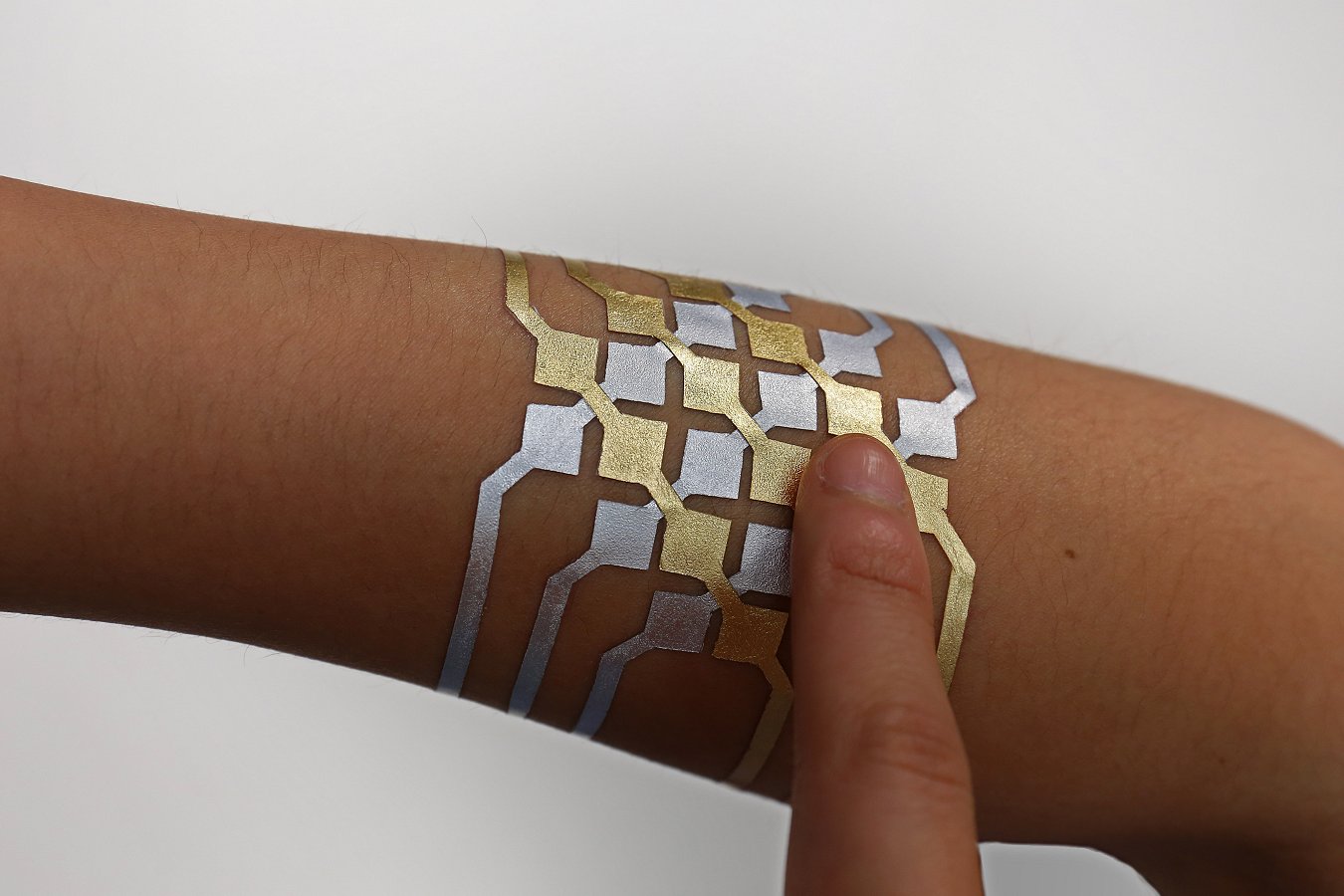 Cindy Hsin-Liu Kao’s DuoSkin 2D trackpad